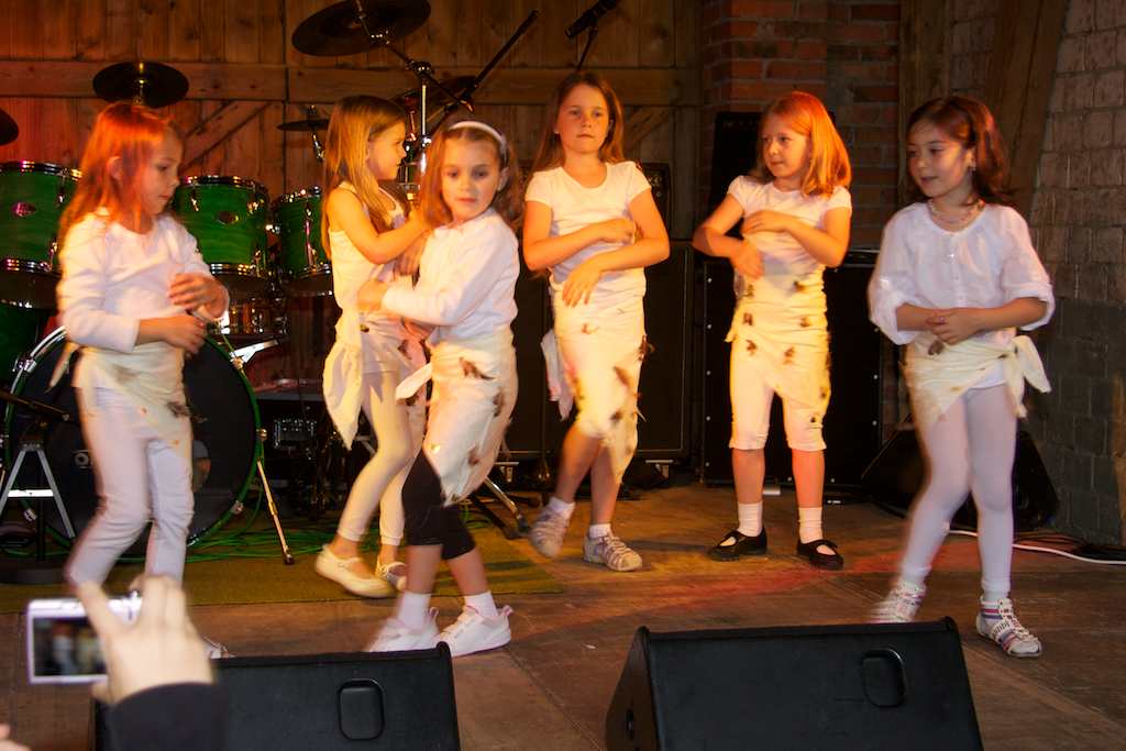 <p>Das erste Highlight waren die Schulkinder des Kindergartens. Zur Musik von Shakira zeigten die Mädchen eine selbst zusammengestellt Choreographie.</p>