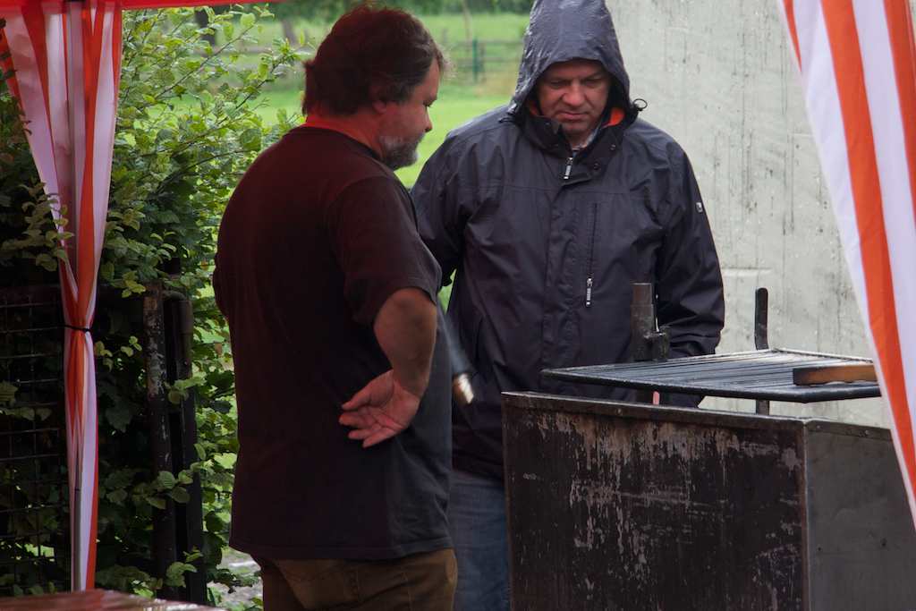 <p>Auch für Würstchen vom Grill war gesorgt, allerdings gestaltete es sich etwas schwierig die Kohle zum Glühen zu bringen</p>