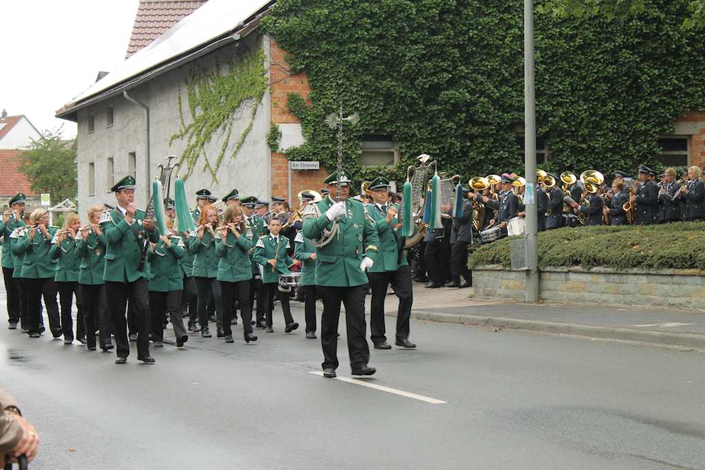 <p>Der Schützenfestsonntag begann mit dem Antreten am der Schützenhalle. Von dort wurde der Oberst abgeholt.</p>
