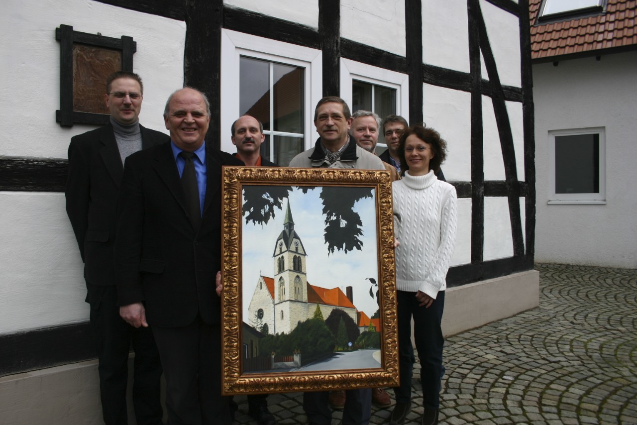 <p>Hier ist Josef Lüke als Ortsvorsteher abgebildet als der UKA und die Alfener Ratsmitglieder das Bild unserer Pfarrkirche von Maler Schade für das Bürgerhaus erworben haben.</p>