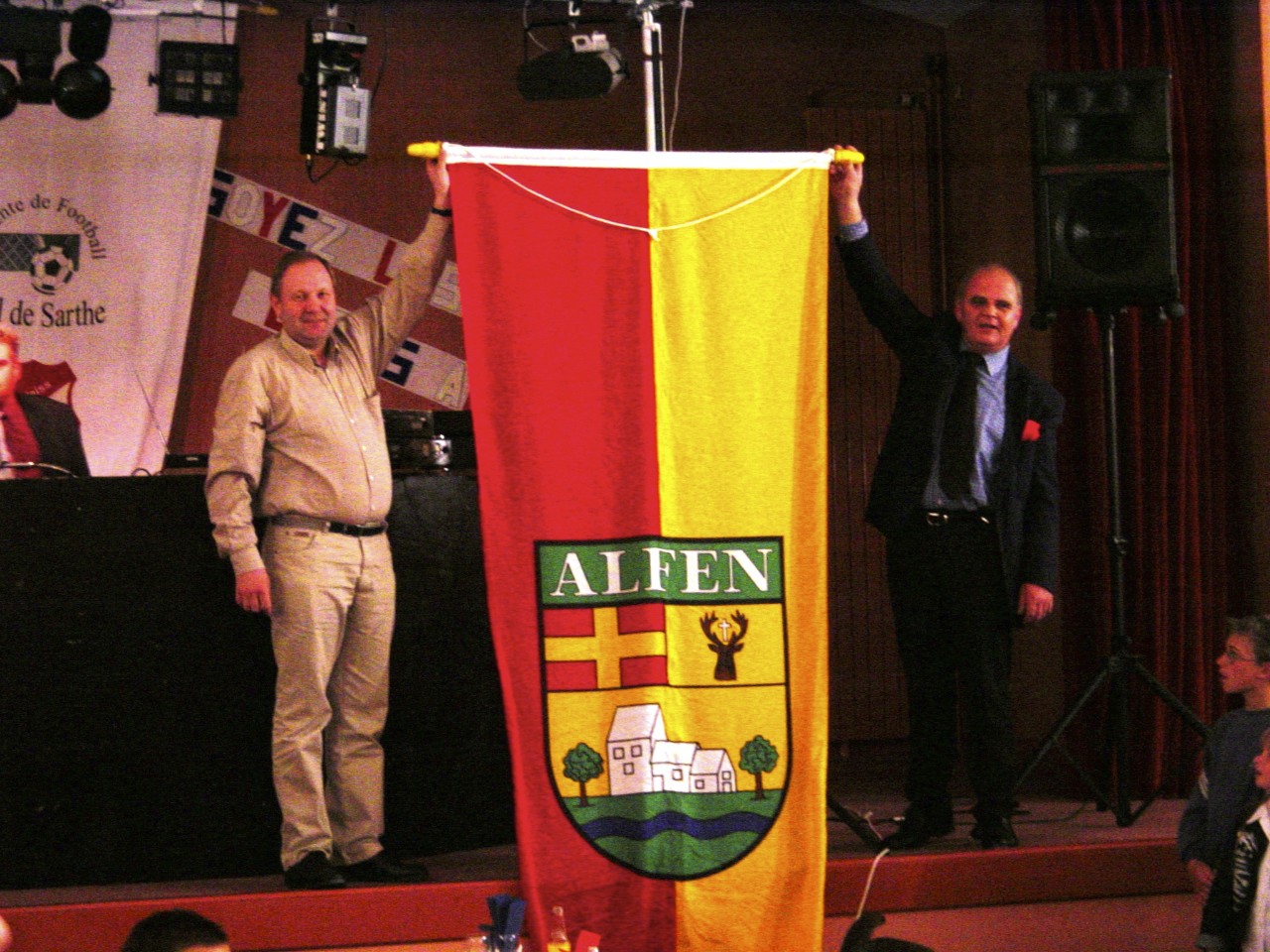 <p>Die jährlichen Besuche in Noyen-sur-Sarthe bzw. die Gegenbesuche in Alfen hat Josef Lüke immer tatkräftig mitgestaltet</p>