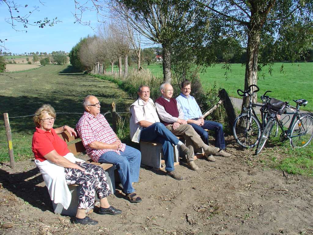 <p>Der Umwelt- und Kulturverein Alfen hat am Almeradweg in der Avelaue zwei RuhebaÌnke aufgestellt.</p>