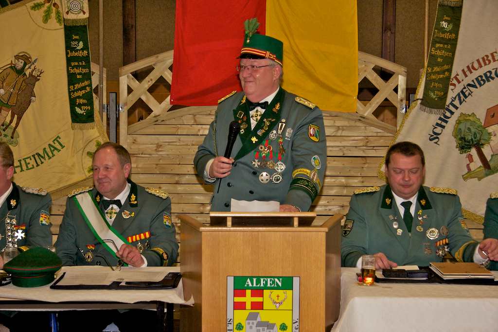 <p>Das Ehrenkreuz des Sports an Norbert Pasel wurde von dem stellvertretenden Bezirksschießmeister Hans-Josef Meyer verliehen</p>
