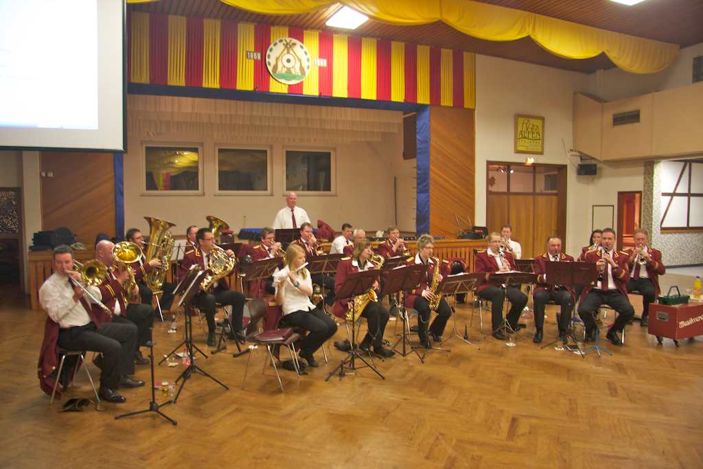 <p>Zwischen den Tagesordnungspunkten unterhielten die Alfener Blasmusikanten mit Märschen und Polkas</p>