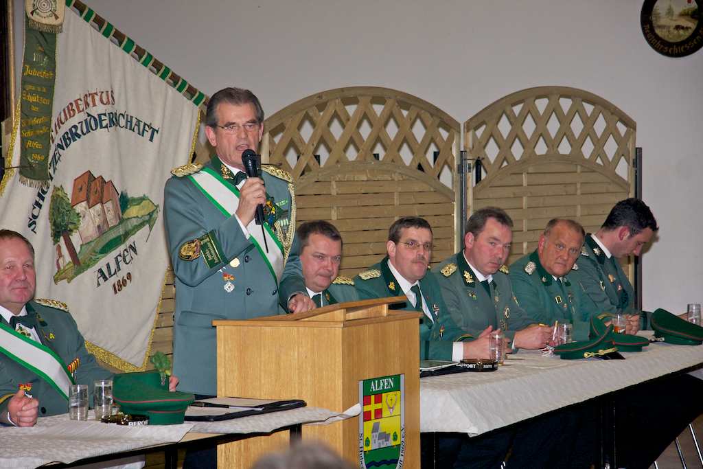 <p>Der Bezirksbrudermeister Heiner Knocke hielt die Laudatio auf Theo Bohnensteffen und verlieh im den Hohen Bruderschaftsorden</p>