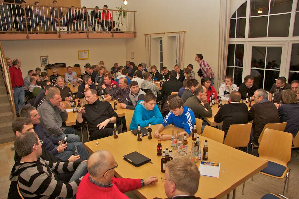 <p>Zur Jahreshauptversammlung des SV RW Alfen im Bürgerhaus begrüßte der Vorsitzende Uwe Stork über 80 Mitglieder</p>