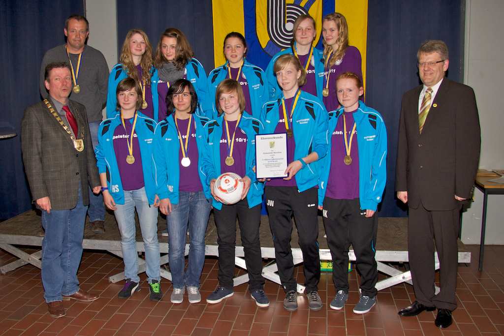 <p>Joleen Kloppenburg wurde mit der U15 Mädchenmannschaft des SC Borchen geehrt</p>