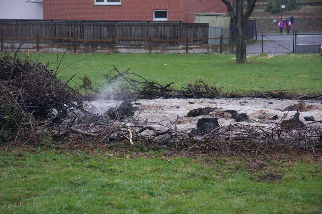 <p>Unser Osterfeuer ist gestern vollstaÌndig abgebrannt</p>