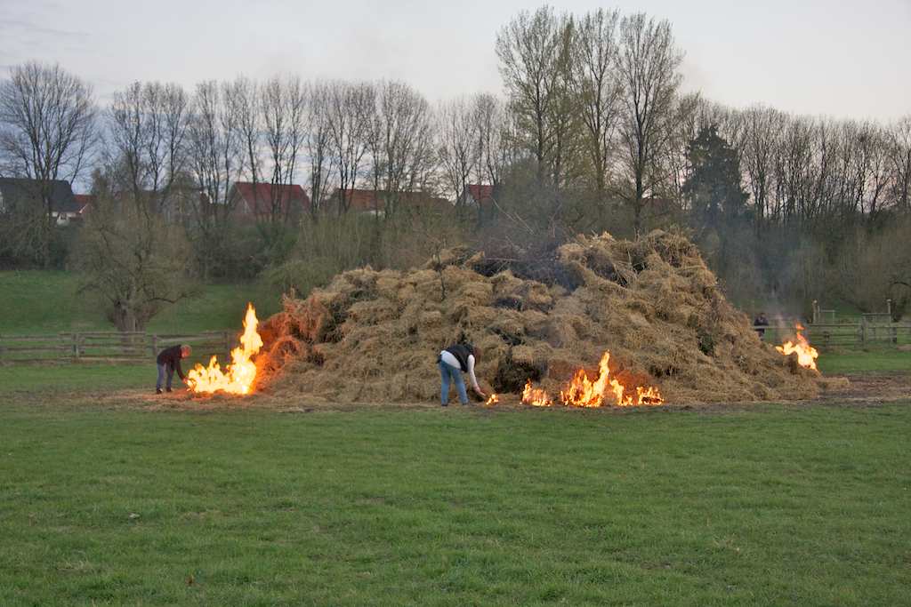 <p>… zum (zweimal) aufgeschichteten (und dann auch noch geretteten) Osterfeuer</p>