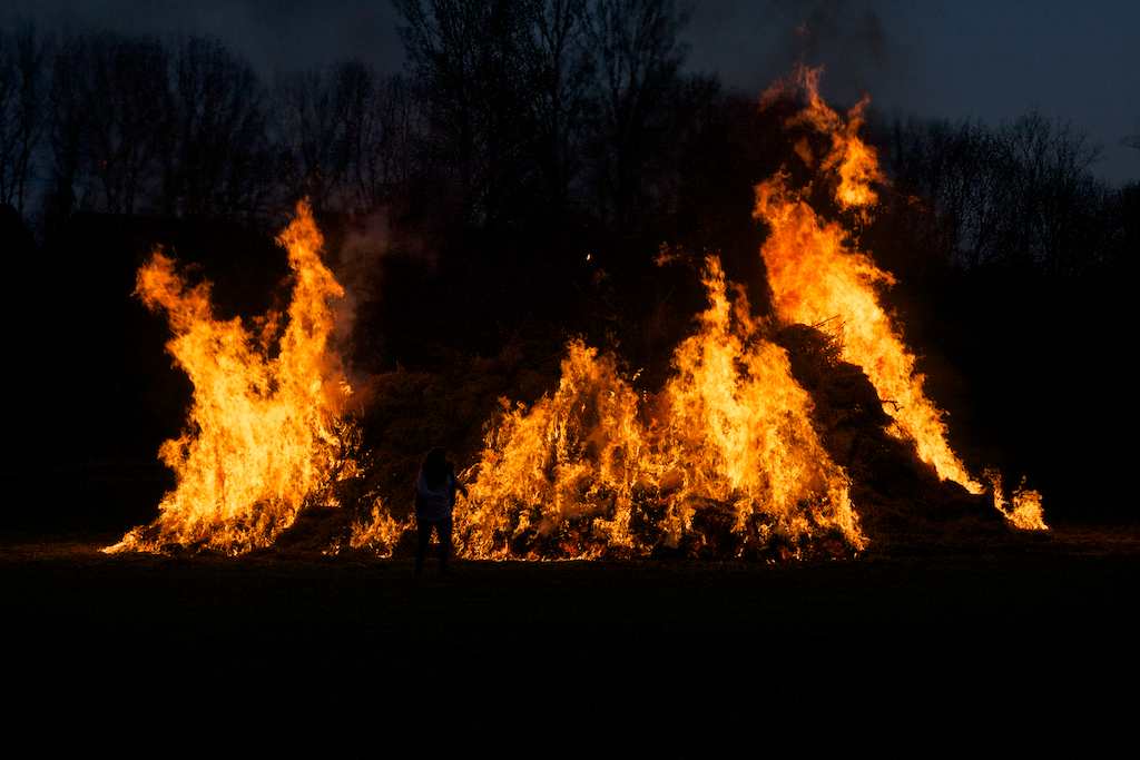 <p>Osterfeuer in Alfen</p>