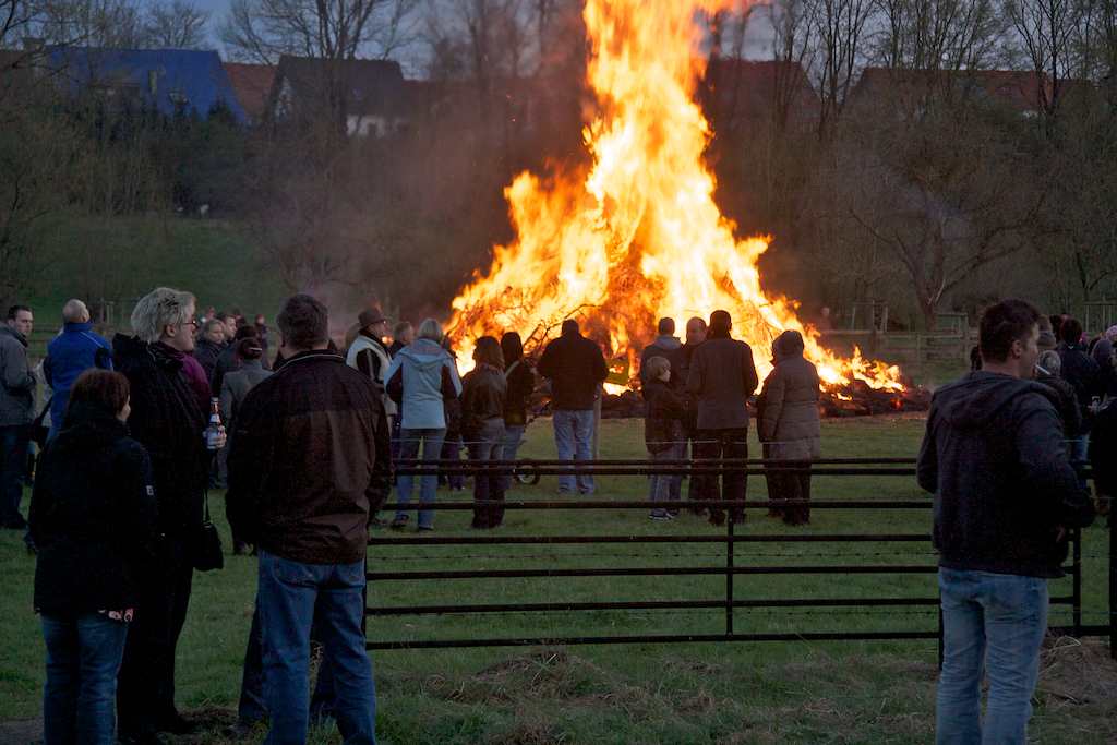 <p>Anschließend versammelte man sich um das Feuer </p>
