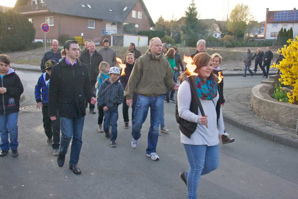<p>Die Andacht wurde weder in den Pfarrnachrichten noch in der Ankündigung erwähnt. Trotzdem haben einige den Gang von der Osterkerze bis zum Osterfeuer begleitet</p>
