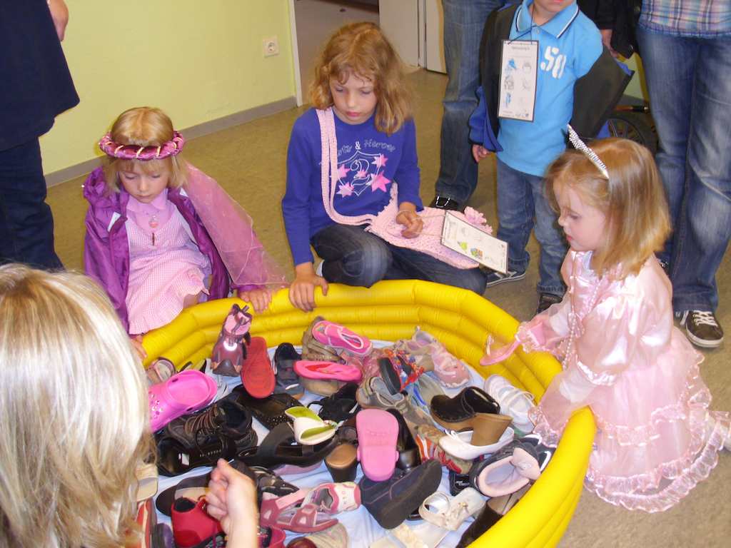 <p>„Aschenputtel“ Station, finde die passenden Schuhe</p>