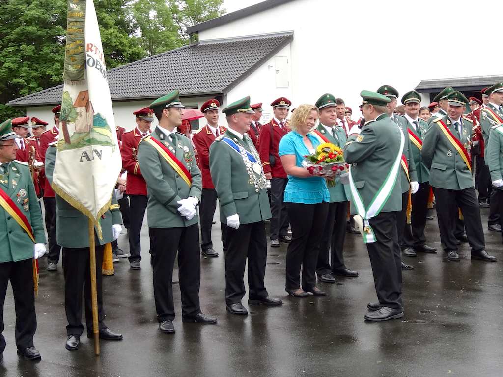 <p>Zuallererst bedankte sich Oberst Josef Drüke bei Alexandra und Michael Witte für ein tolles Schützenjahr</p>