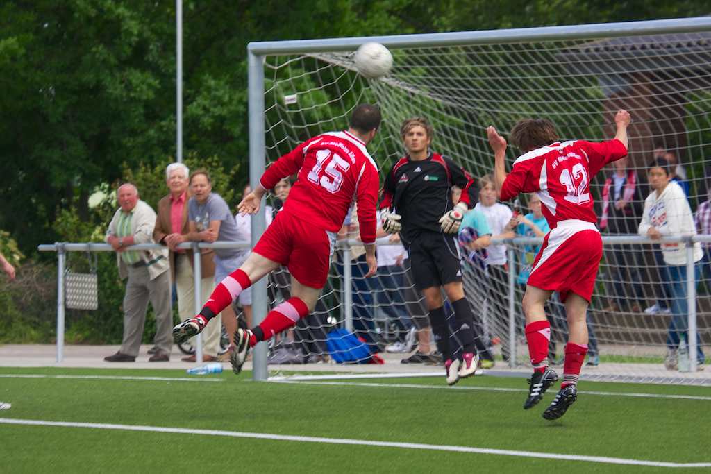 <p>Philipp und Lars köpfen um die Wette: 4:0</p>