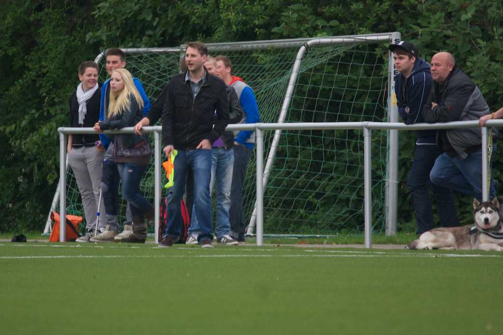 <p>Benjamin Meinhardts gibt Anweisungen am Spielfeldrand</p>