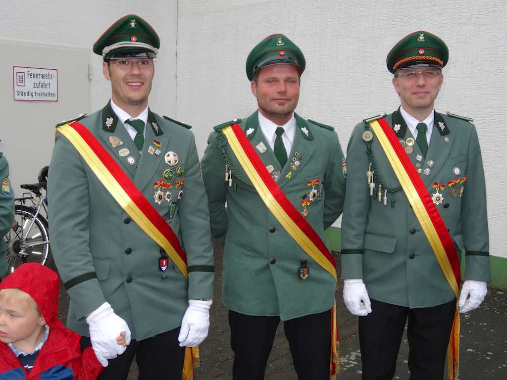 <p>Zepterprinz Stefan Gerasch, Apfelprinz Tobias Deneke, Kronprinz Marek Adar (v.l.)</p>