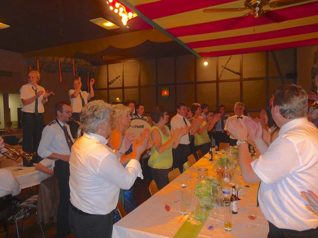 <p>Nach Mitternacht brachten die Ostenländer dem Königstisch noch ein Ständchen</p>