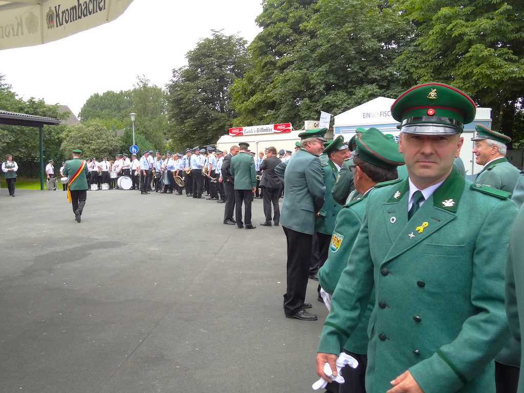 <p>Das Batallion traf sich am zweiten Schützenfesttag am Schützenhaus</p>