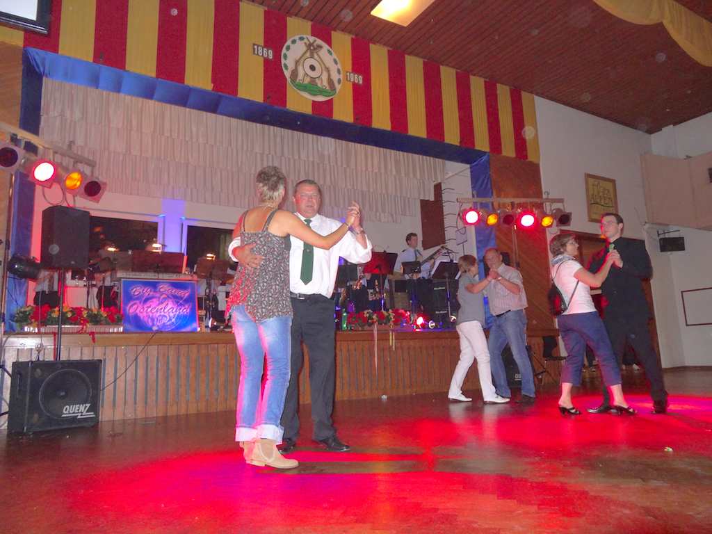 <p>Der SchuÌteznfestauftakt in Alfen</p>