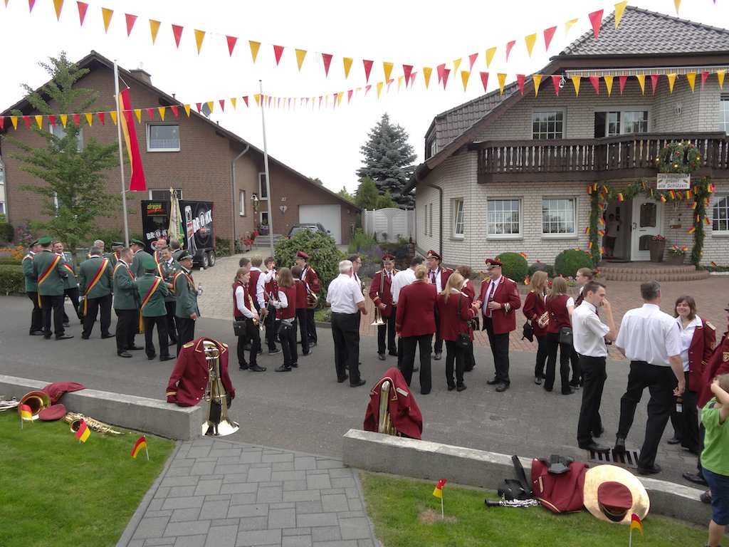 <p>Der SchuÌteznfestauftakt in Alfen</p>