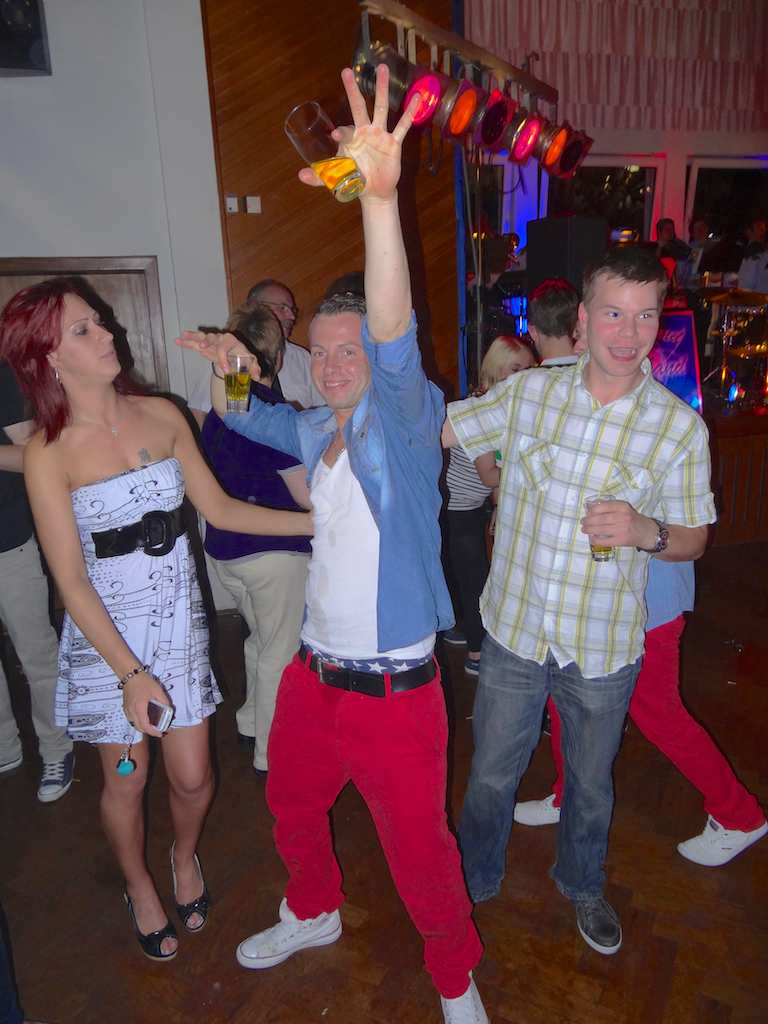 <p>Der SchuÌteznfestauftakt in Alfen</p>