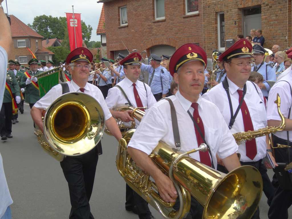 <p>SchuÌteznfestsonntag in Alfen</p>