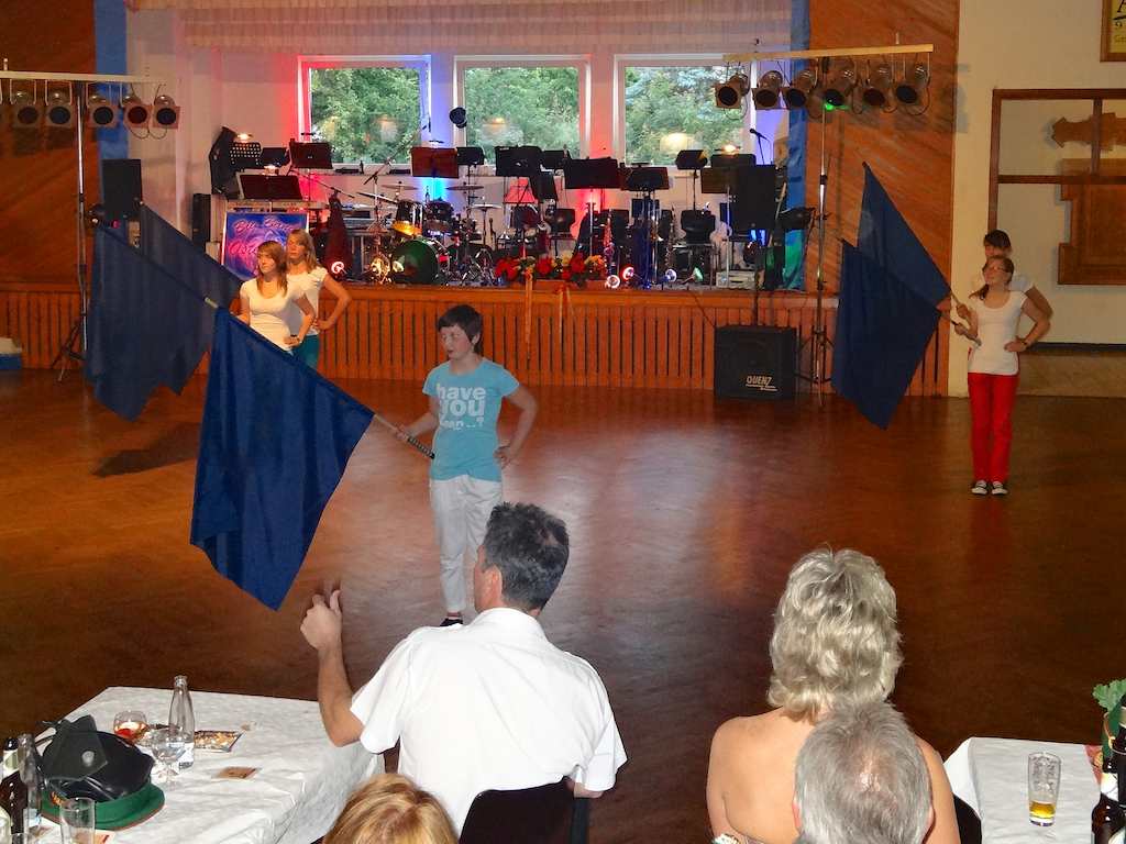 <p>SchuÌteznfestsonntag in Alfen</p>