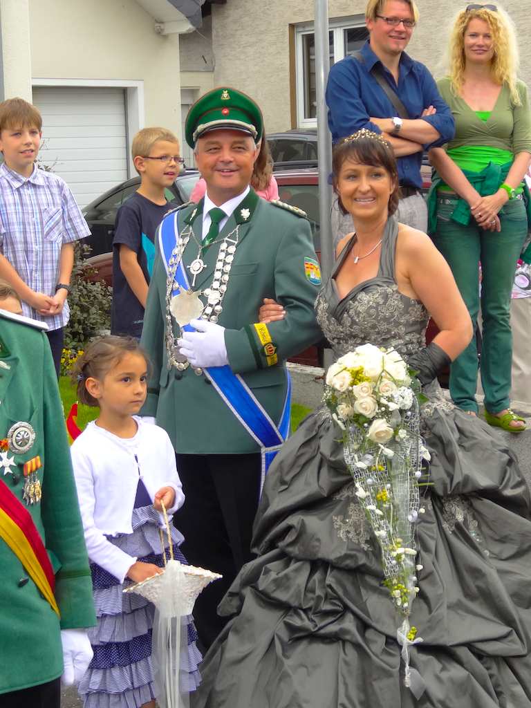 <p>Zusammen mit den Blumenkindern ging es dann zum Ehrenmal</p>