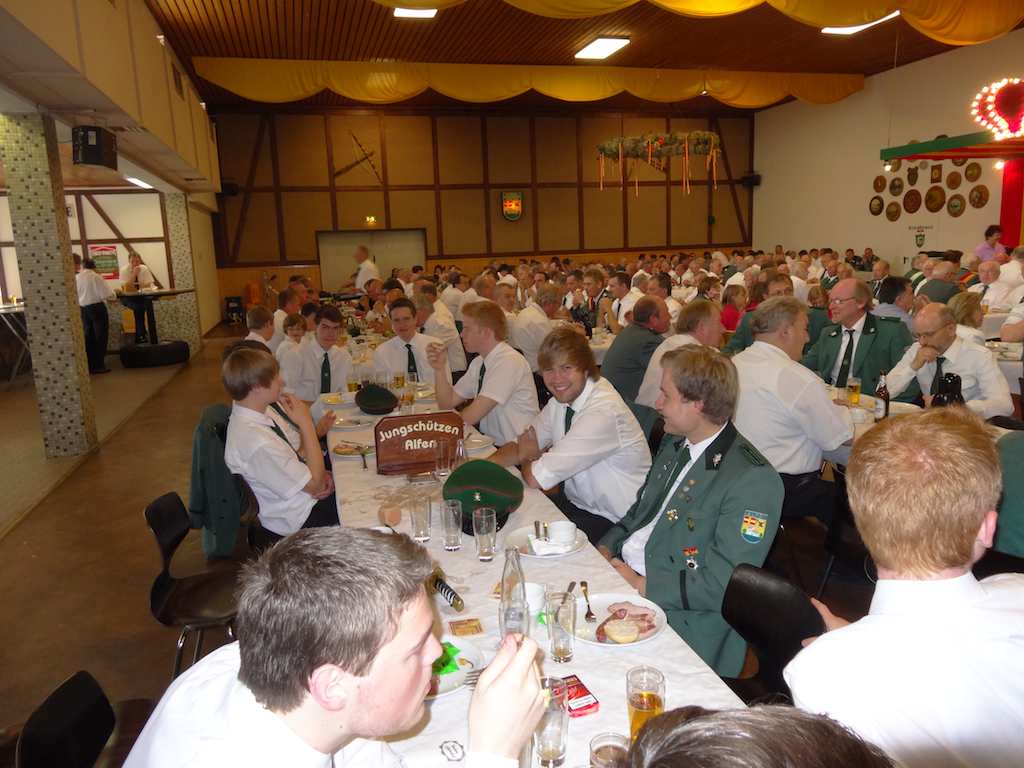 <p>Junge und ältere Schützen feiern zusammen</p>