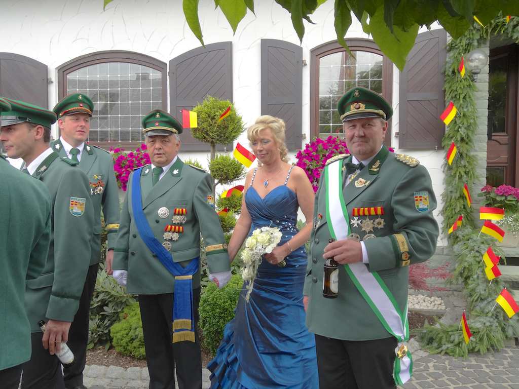 <p>Oberst Drüke mit Jubelkönigin Brigitta und Jubelkönig Ulrich (v.r.)</p>