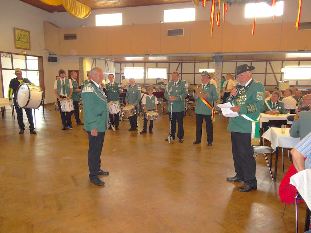 <p>Für besondere Verdienste im Spielmannszug wurde Günter Kloppenburg durch den Vorsitzenden des Kreismusikerbundes, Bernhard Ekelt, mit der Verdienstmedaille in Gold mit Diamant ausgezeichnet</p>