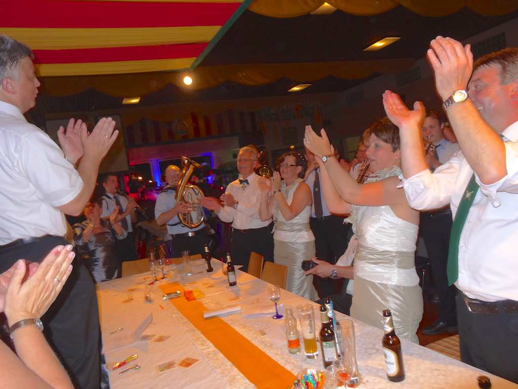 <p>Ein begeisterter Hoftisch beim Königsständchen</p>