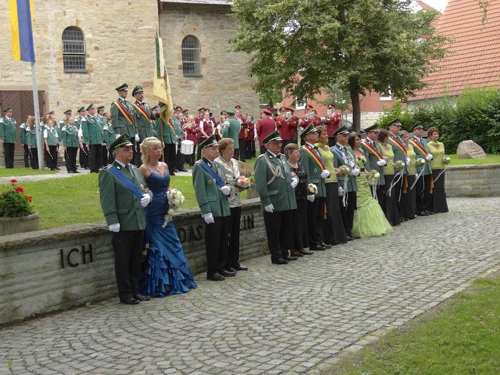 <p>Am Ehrenmal zelebrierten der Spielmannszug zusammen mit dem Musikverein den Zapfenstreich</p>