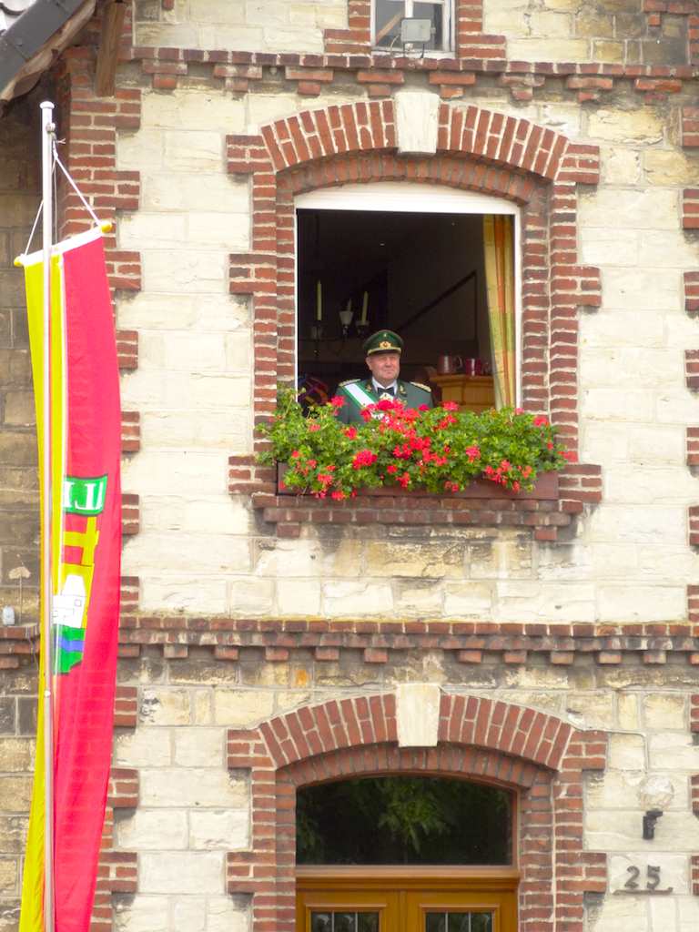 <p>Von dort ging es zum Oberst. Josef Drüke erwartete die Schützen vom Fenster aus</p>