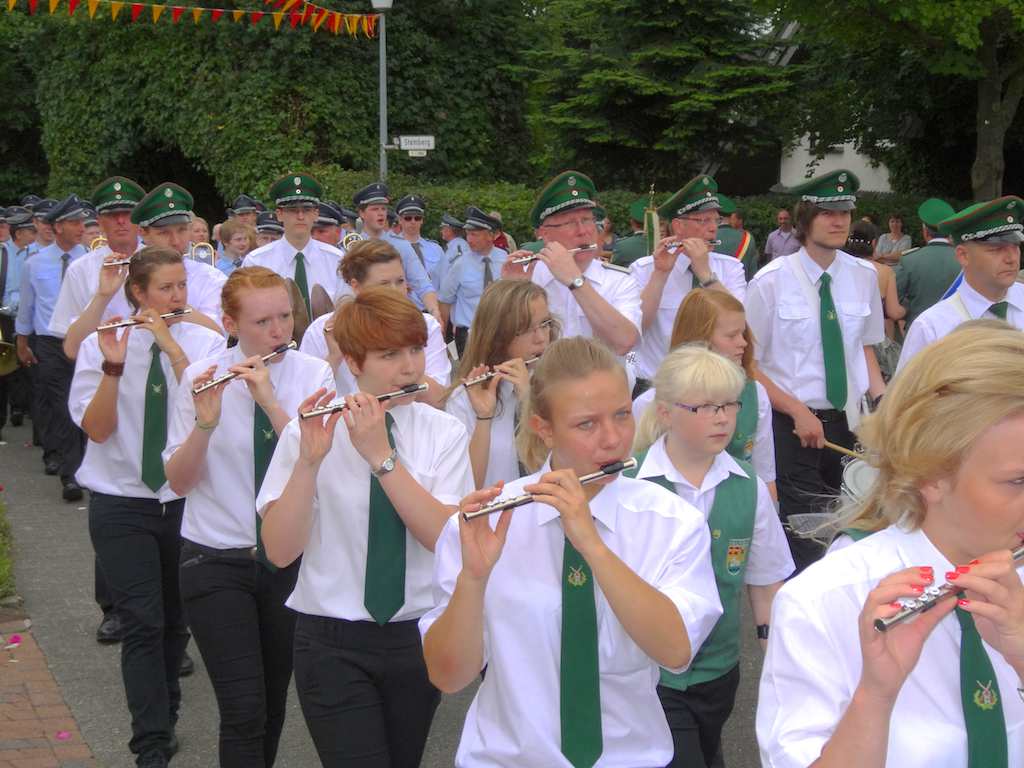 <p>Die Spielmannszüge aus Nordborchen und Alfen, sowie die Musikzüge aus Ostenland und Alfen sorgen für die musikalische Begleitung</p>