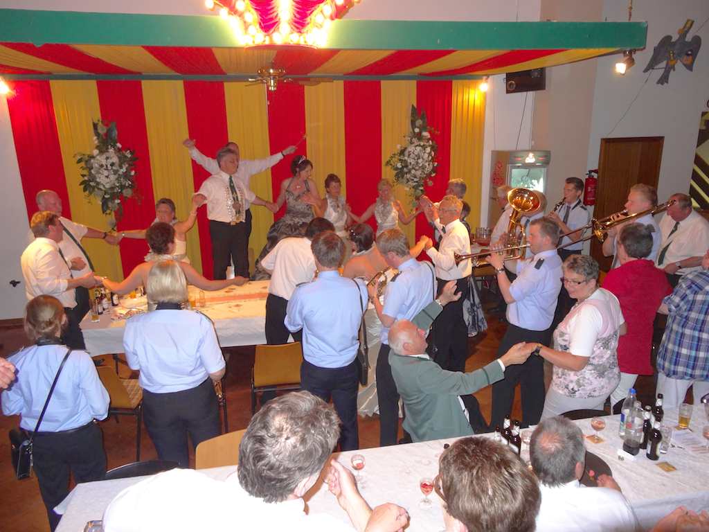 <p>Die Party am Hoftisch nahm kein Ende</p>