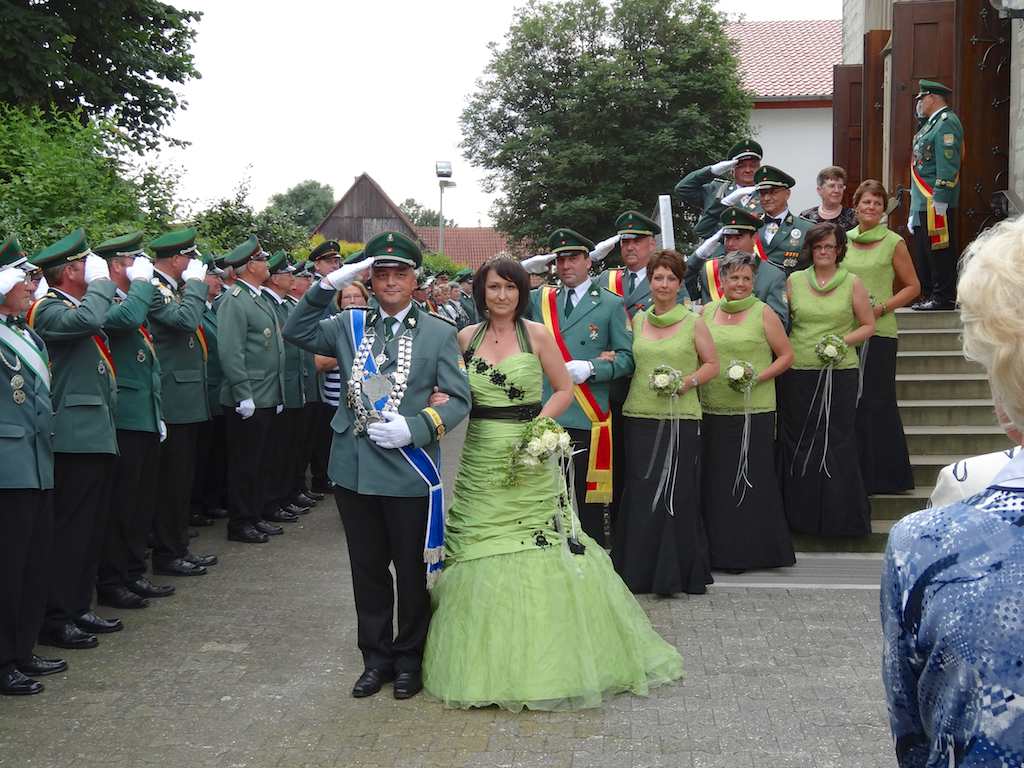 <p>Das Königspaar mit seinem Hofstaat auf dem Weg zum großen Zapfenstreich</p>
