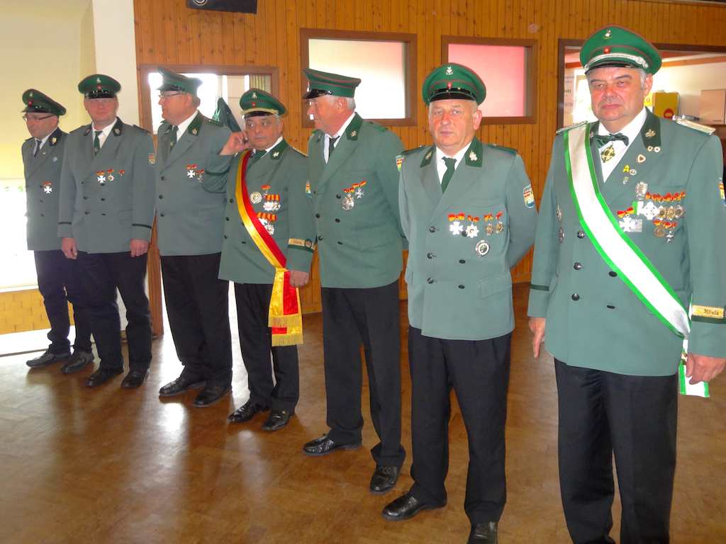 <p>Oberst Josef Drüke zahlreiche Mitglieder für ihre langjährige Vereinstreue geehrt. 25 Jahre: Rainer Marschel, Bernd Lammers. 40 Jahre: Hermann Göbel, Alfred Schulte, Anton Reike, Ferdi Tölle und der 25-jährige Jubelkönig Ulrich Harding. 50 Jahre: Franz Fretter und Josef Vinke. 60 Jahre: Karl Kloppenburg, Heinrich Finke, Johannes Hüster, Günther Nillies, Wilhelm Rochell, Horst Wilberg und Heinz Pasel. Besonders geehrt wurden für die 70-jährige Mitgliedschaft die Schützenbrüder Lorenz Lüke und Johannes Lamberty. </p>