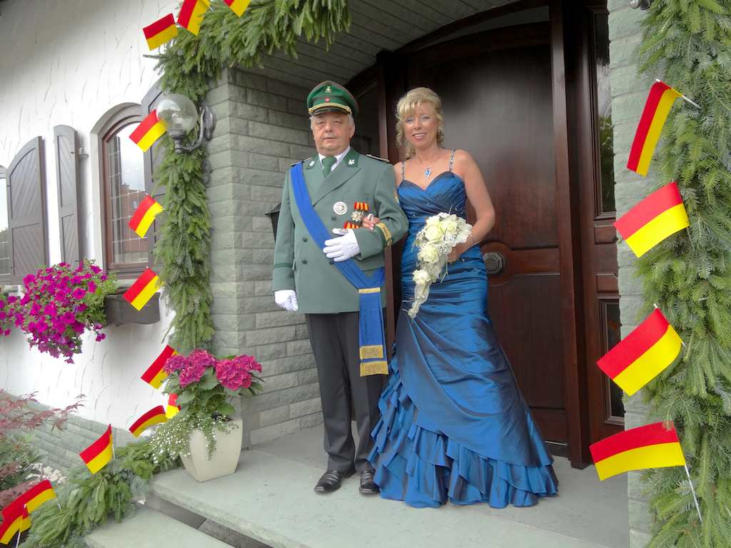 <p>Die versammelten sich am Ehrenmahl und machten sich dann auf, um das 25-jährige Jubelkönigpaar, Ulrich und Brigitta Harding, abzuholen</p>