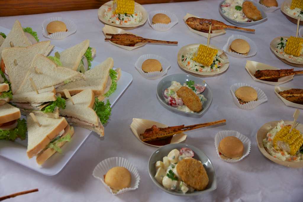 <p>Nach der Präsentation wurde ein Buffet gereicht und so die Diskussionen über unsere Fußballmannschaften noch angenehmer gestaltet.</p>