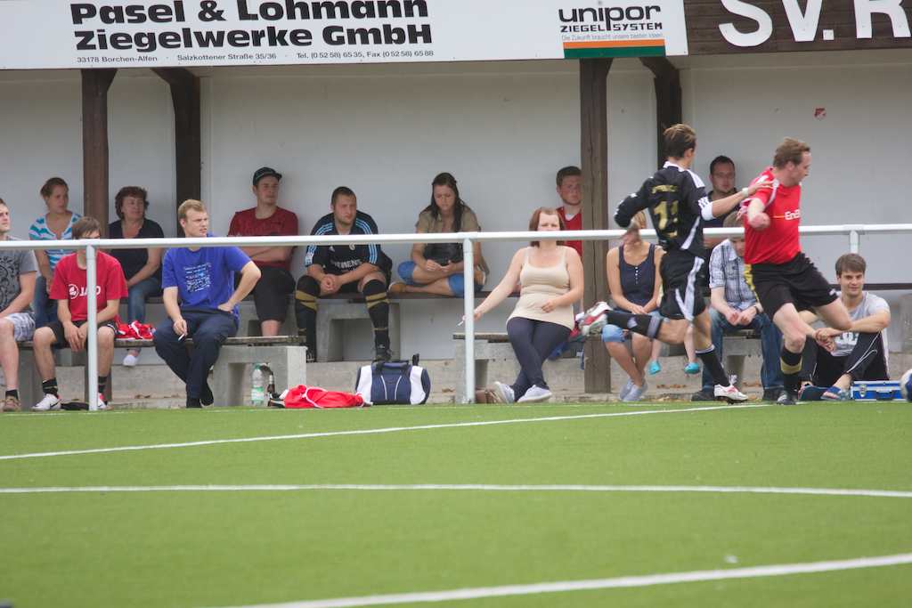 <p>Die Temperaturen waren so warm, dass es keinen Zuschauer auf den Beinen hielt und sie sich setzten. Nur die Spieler kämpften sich durch</p>
