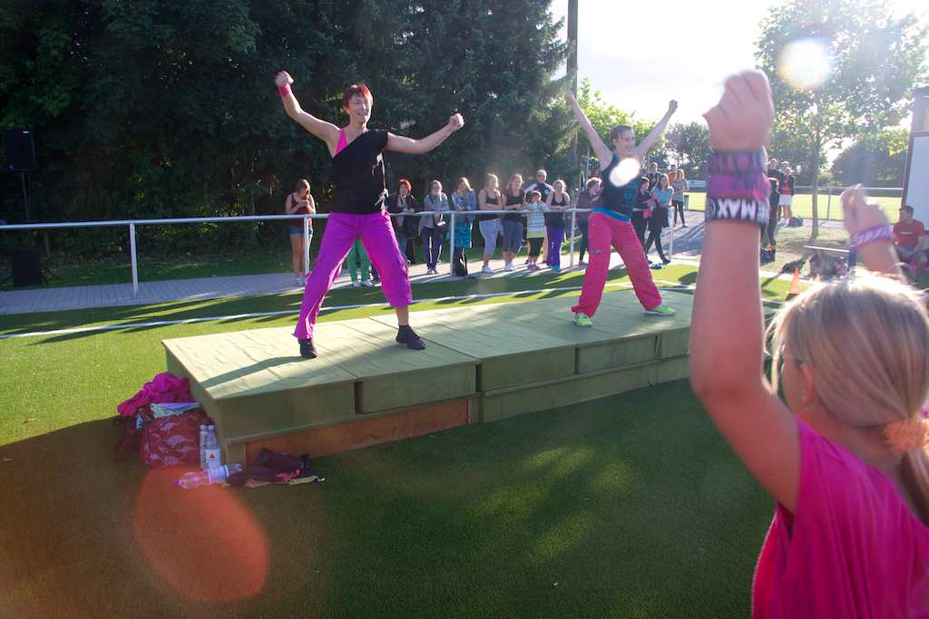 Eine Menge begeisterter Zumba-Fans ließ sich von den beiden anstecken