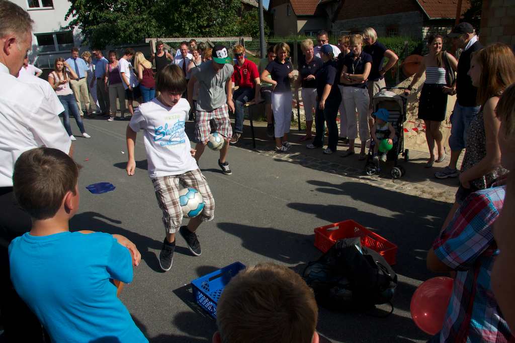 <p>Ballgefühl ist alles, bei diesem Spiel müssen Bälle mit den Knien gespielt werden</p>