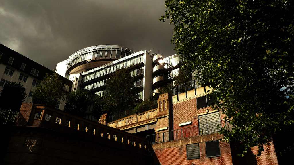 <p>Das ist Hamburg: Sonne und dunkle Wolken, Backsteine und Stahl, Bäume und Hochhäuser</p>