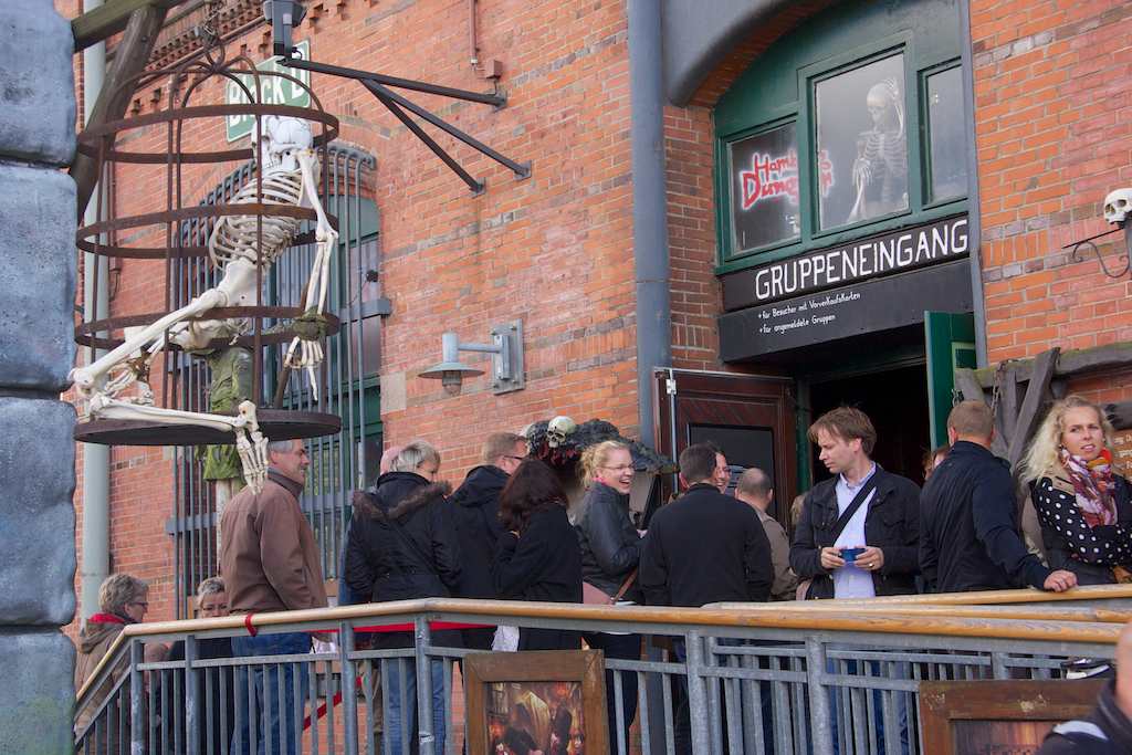 <p>Anschließend ging es mit einer Stadtführerin im Bus eine Stunde lang durch die Stadt. Als letzter offizielle Programmpunkt des heutigen Tages stand ein Besuch im Hamburger Dungeon auf dem Programm</p>