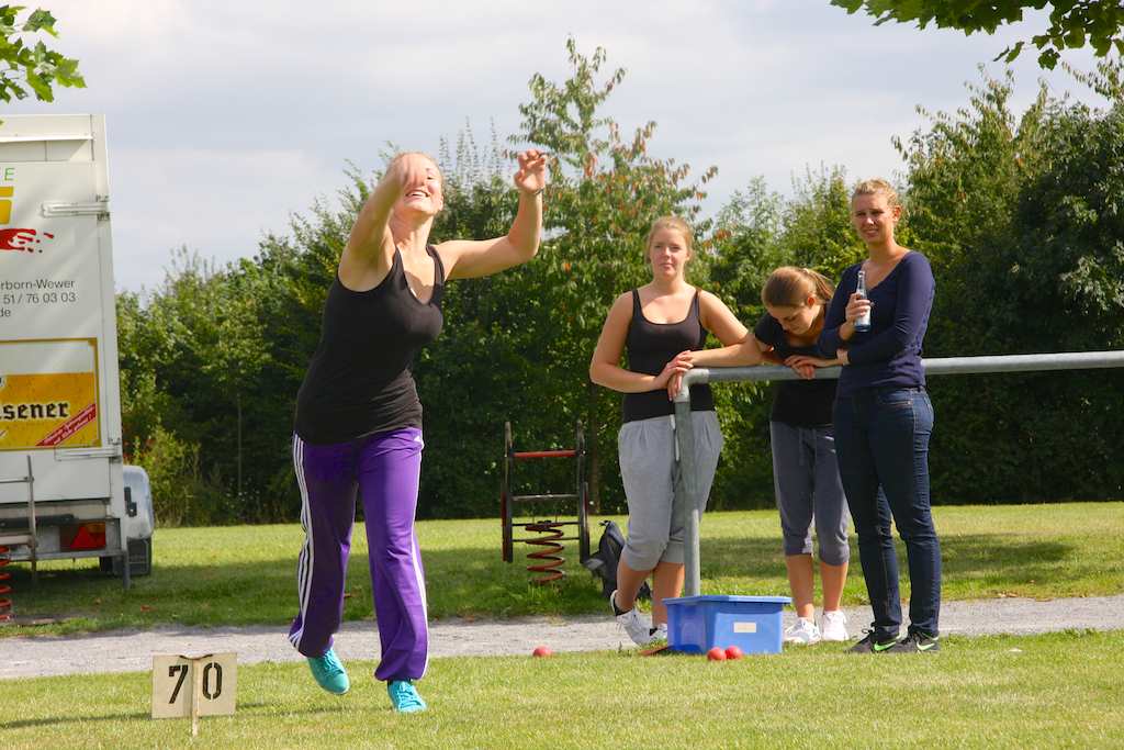 Geworfen werden konnte ein 200g Ball