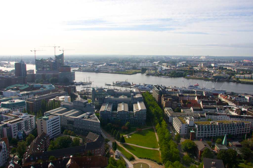 <p>Die Elbe und die neue Elbphilharmonie, an der seit 5 Jahren Millionen verbaut werden</p>