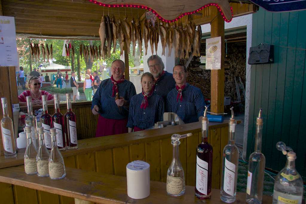<p>Das Team um Karlo mit feinen Likören</p>