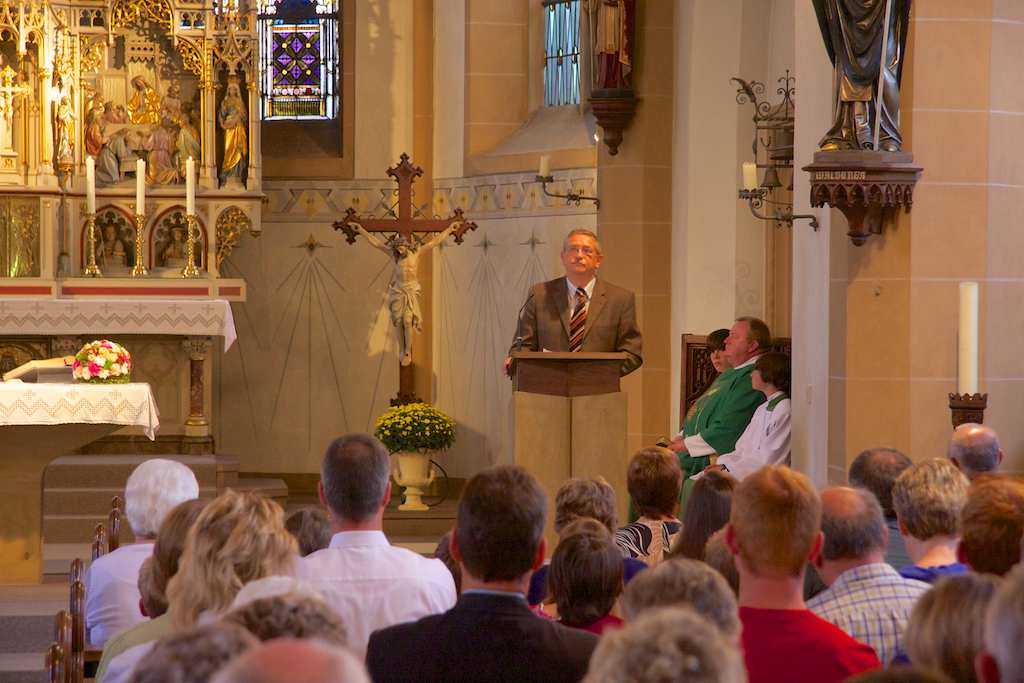 <p>Das Dorffest wurde auch in diem Jahr mit einer Messe eröffnet. Nach Pastor Schottek, ludt Ortsvorsteher Konrad Handmeier zum Dorffest 2012 ein</p>